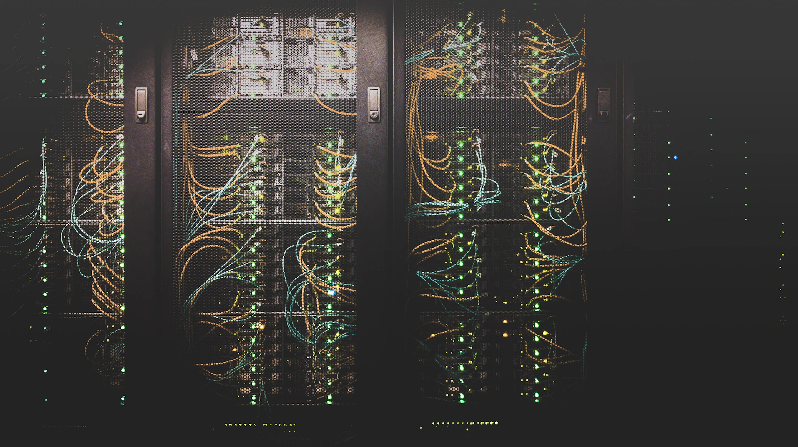 Corredor de um data center com servidores iluminados por luz azul